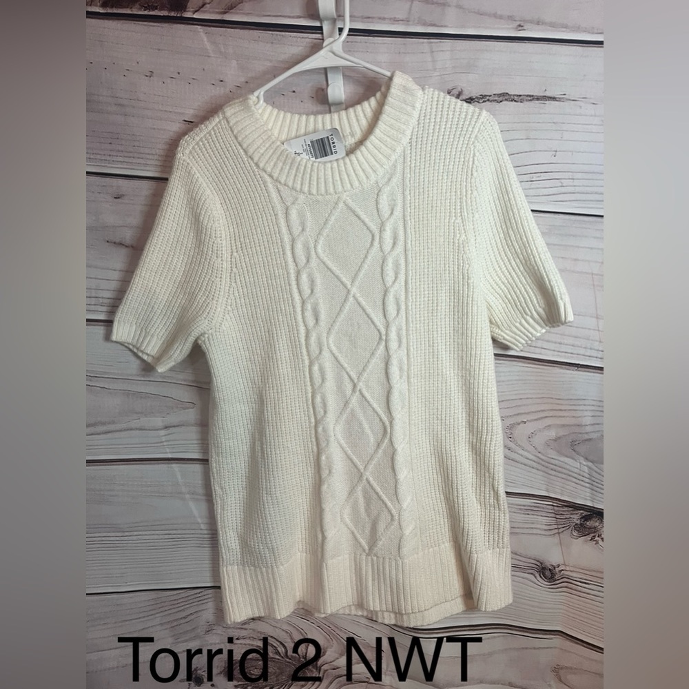 Torrid Sz 2 NWT Short Sleeve Ivory Sweater